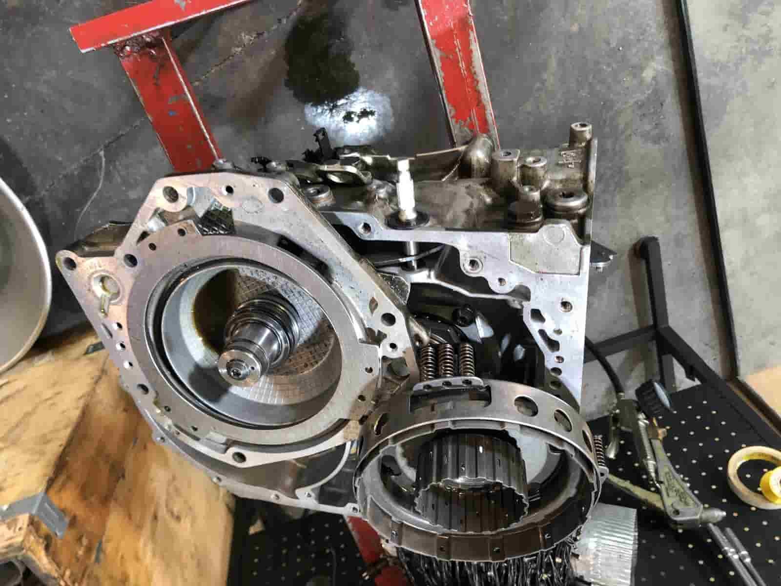 اشتباهات رانندگی که باعث تأخیر در تعویض دنده میشوند